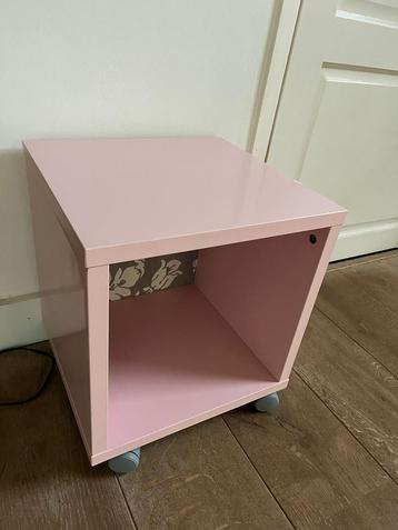 roze nachtkastje op wieltjes, geperstmet IKEA Konsmo