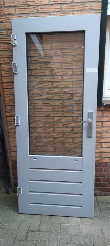 Hardhouten buitendeur  beschikbaar voor biedingen