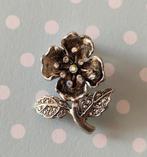Chique zilverkl. bloem broche met strass steentjes., Ophalen of Verzenden, Zo goed als nieuw, Met strass
