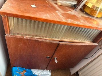 Vintage Houten kast met deuren beschikbaar voor biedingen