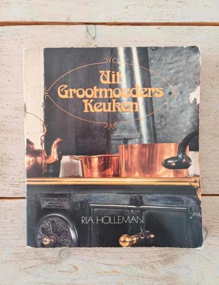 Ria Holleman - Uit grootmoeders keuken **Zeer Zeldzaam**, Boeken, Kookboeken, Zo goed als nieuw, Ophalen of Verzenden