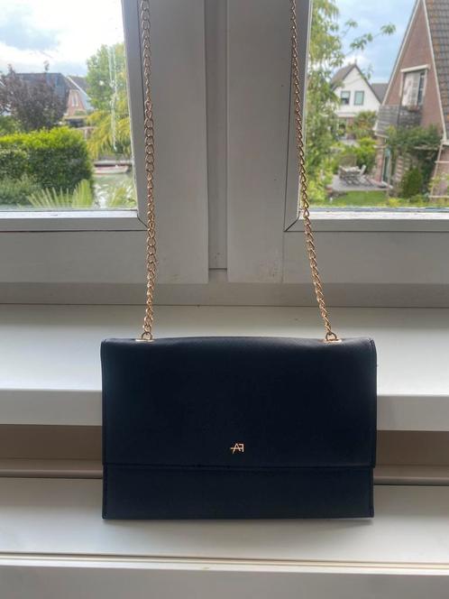 Zwart crossbody tasje van Anne Field met gouden ketting, Sieraden, Tassen en Uiterlijk, Tassen | Schoudertassen, Zo goed als nieuw
