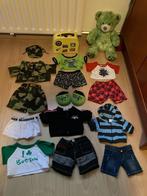 Groene beer met kleertjes, Verzamelen, Beren en Cherished Teddies, Ophalen of Verzenden, Zo goed als nieuw, Stoffen beer, Overige merken