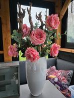 Witte Vaas met Roze Rozen/ takken bloemstuk, Huis en Inrichting, 50 tot 75 cm, Wit, Aardewerk of Porselein, Ophalen of Verzenden