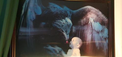 Arend voert een baby een kersje. 3D afbeelding., Huis en Inrichting, Woonaccessoires | Wanddecoraties, Zo goed als nieuw, Ophalen