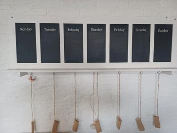 Krijtbord met dagen van de week en jute zakjes beschikbaar voor biedingen
