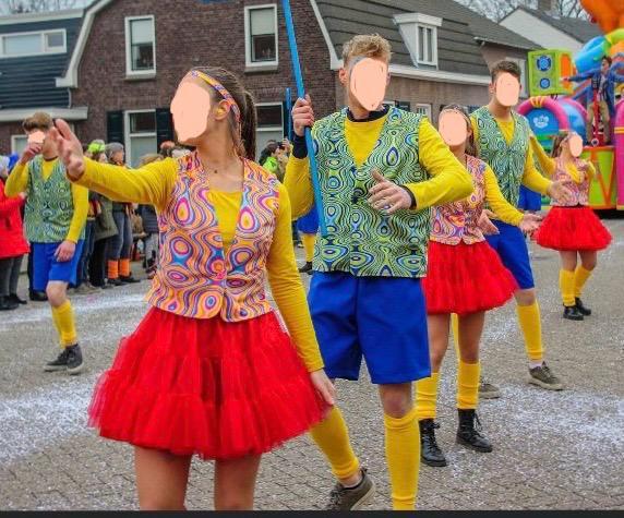 Vrolijke en kleurrijke loopgroep voor carnaval 24 personen, Kleding | Dames, Carnavalskleding en Feestkleding, Zo goed als nieuw