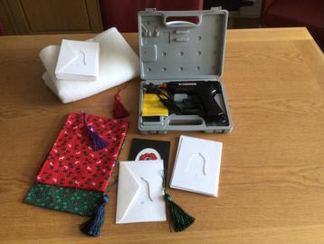 Kerst hobby materiaal met lijmpisttol beschikbaar voor biedingen