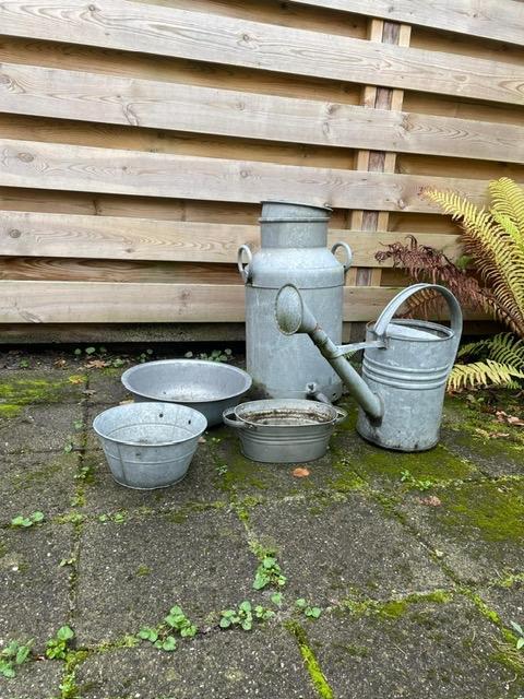 Zinken Tuinaccessoires: Gieter & Melkbus, Tuin en Terras, Bloembakken en Plantenbakken, Gebruikt, Metaal, Tuin, 60 cm of meer