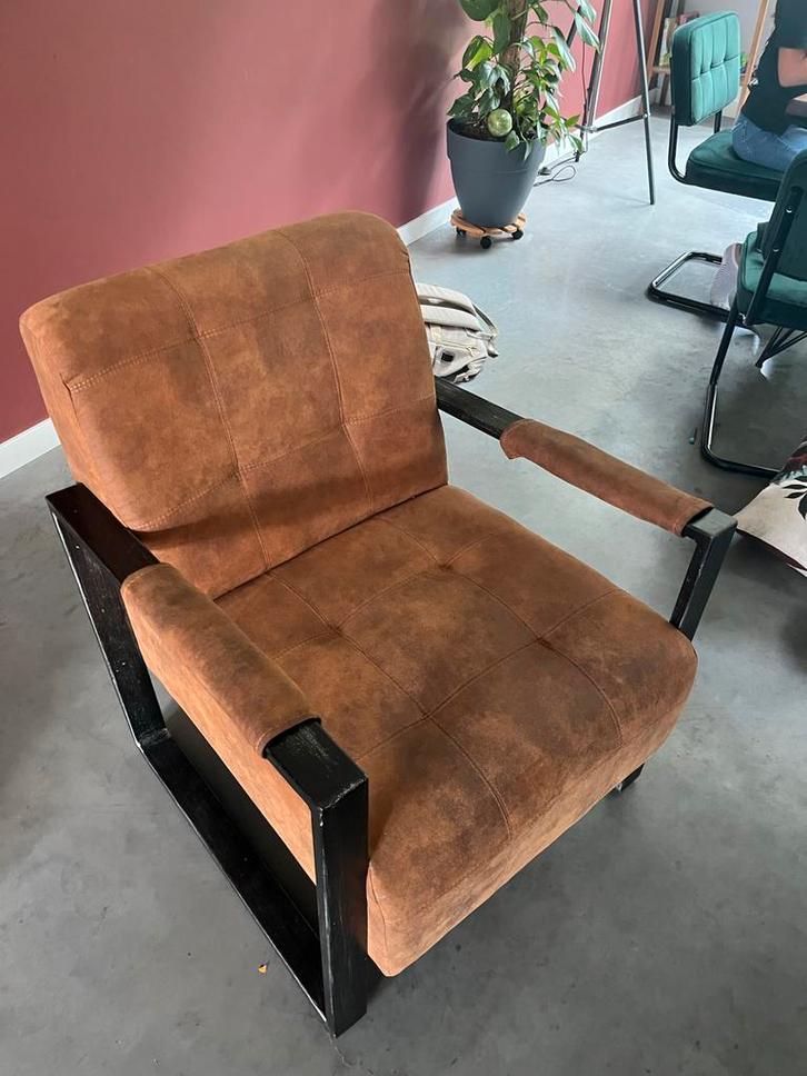 Cognac fauteuil met stalen frame, Huis en Inrichting, Fauteuils, Zo goed als nieuw, Metaal, 75 tot 100 cm, 75 tot 100 cm, Ophalen of Verzenden