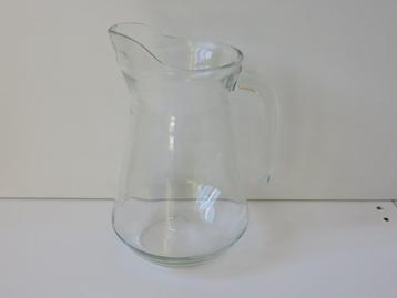 Vintage glazen schenkkan waterkan beschikbaar voor biedingen