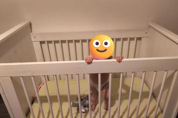 Wit ledikant/babybedje inclusief matras en hoeslakentje beschikbaar voor biedingen