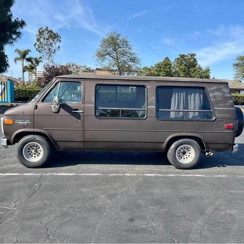 1986 chevy G20 conversion van, Auto's, Chevrolet, Particulier, Benzine, SUV of Terreinwagen, Automaat, Wit, Grijs, Stof, Achterwielaandrijving