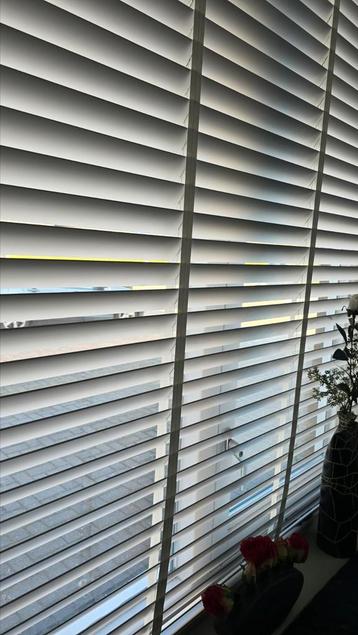 Witte houten jalouzien beschikbaar voor biedingen