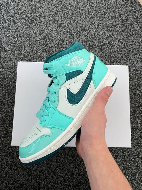 Air Jordan 1 Mid SE 'Bleached Turquoise' - Maat 38, Kleding | Dames, Schoenen, Nieuw, Sneakers of Gympen, Overige kleuren, Ophalen of Verzenden