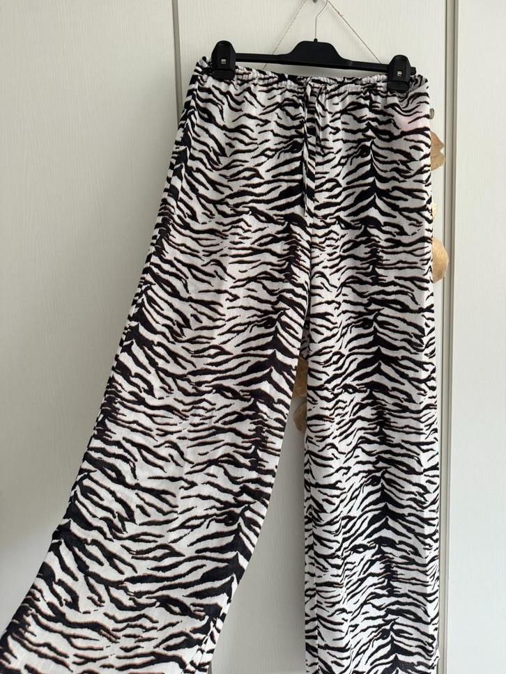 NIEUW > Zebrabroek Wide Leg / Maat L / Loavies, Kleding | Dames, Broeken en Pantalons, Nieuw, Maat 42/44 (L), Zwart, Lang, Verzenden