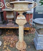 Brocante gietijzeren vaas bloempot op romeinse zuil, Tuin en Terras, Tuinvazen, Verzenden, Zo goed als nieuw
