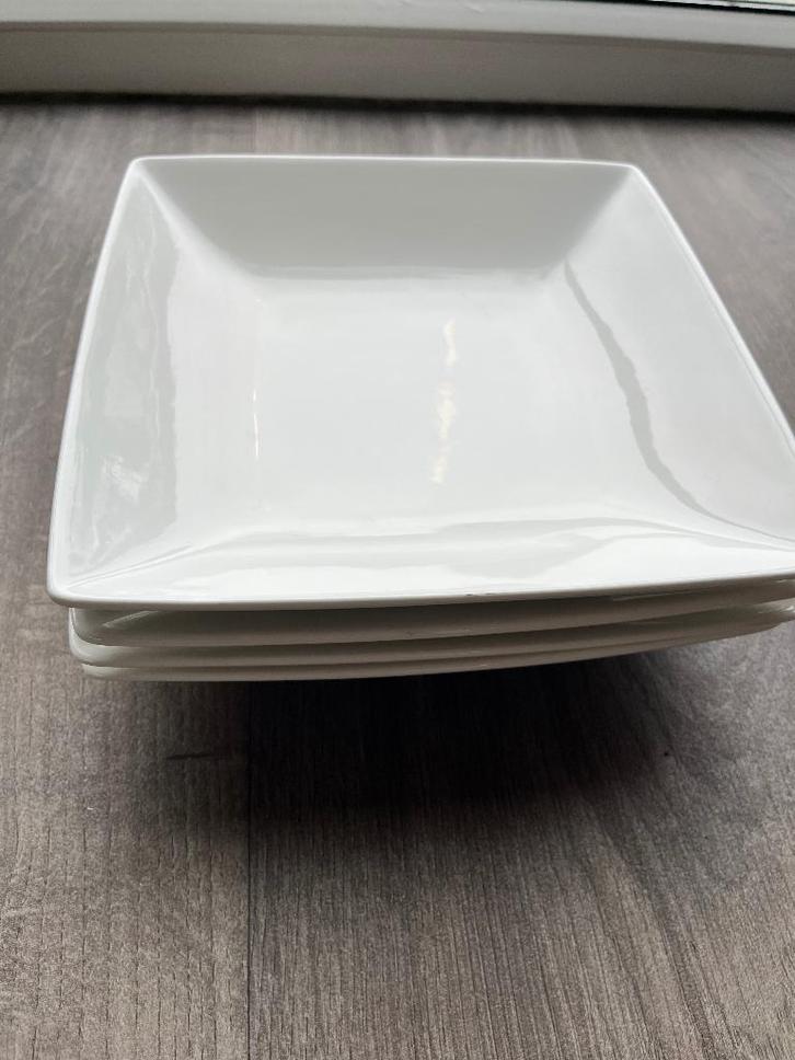 4 diepe borden 21,5 cm, wit van Yong, Huis en Inrichting, Keuken | Servies, Zo goed als nieuw, Bord(en), Effen, Porselein, Ophalen of Verzenden