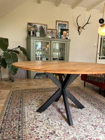 Eikenhouten eettafel rond 150cm beschikbaar voor biedingen