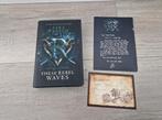 Fairyloot sara raasch these rebel waves boek Gesigneerd, Boeken, Fantasy, Ophalen of Verzenden, Zo goed als nieuw