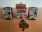 3 kleine plastic mechanische gokkastjes met muntjes., Overige munten, Ophalen of Verzenden, Gebruikt