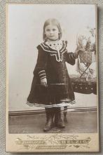 1905  antieke CVD Kartonfoto meisje in dikke fluweel jurk, Ophalen of Verzenden, Voor 1920, Ongelopen, Kinderen
