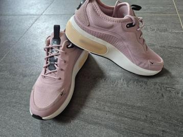 Nike Air Dia Light Soft Roze  beschikbaar voor biedingen