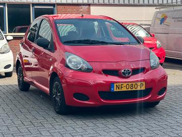 Toyota Aygo 1.0 12V Vvt-i 5DRS 2010 Rood beschikbaar voor biedingen