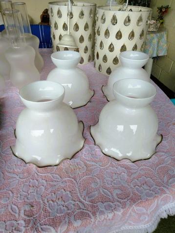 Set van 4 vintage opaline lampekappen – stijlvol en tijdloos beschikbaar voor biedingen