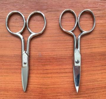twee scherpe kleine schaartjes 9 cm. beschikbaar voor biedingen