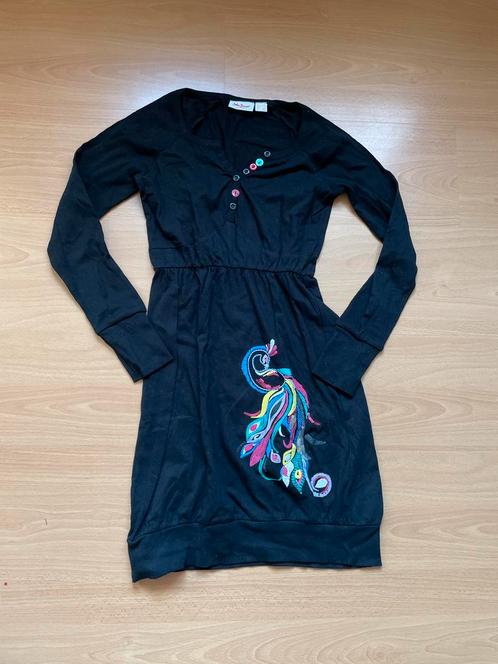 John Baner Zwarte Jurk met Pauw Print vogel maat XS zgan, Kleding | Dames, Jurken, Zo goed als nieuw, Maat 36 (S), Zwart, Boven de knie