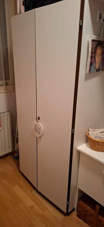 Witte kledingkast met deuren beschikbaar voor biedingen