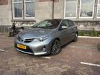 Toyota Auris 1.8 Hybrid Automaat 73KW 5D 2015 Grijs + Bovag, Auto's, Stof, Zwart, 4 cilinders, Origineel Nederlands
