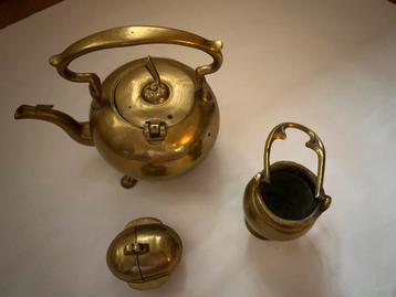 Koperen theepot, kandelaar en potje met hengsel beschikbaar voor biedingen