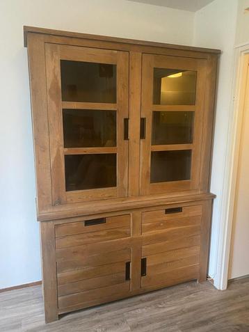 Massief houten kast in 2 delen met glas in deurtjes beschikbaar voor biedingen