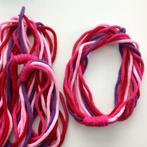 Gepunnikte handgemaakt kettingsjaals paars roze fuchsia rood, Overige thema's, Ophalen of Verzenden, Zo goed als nieuw, Accessoires