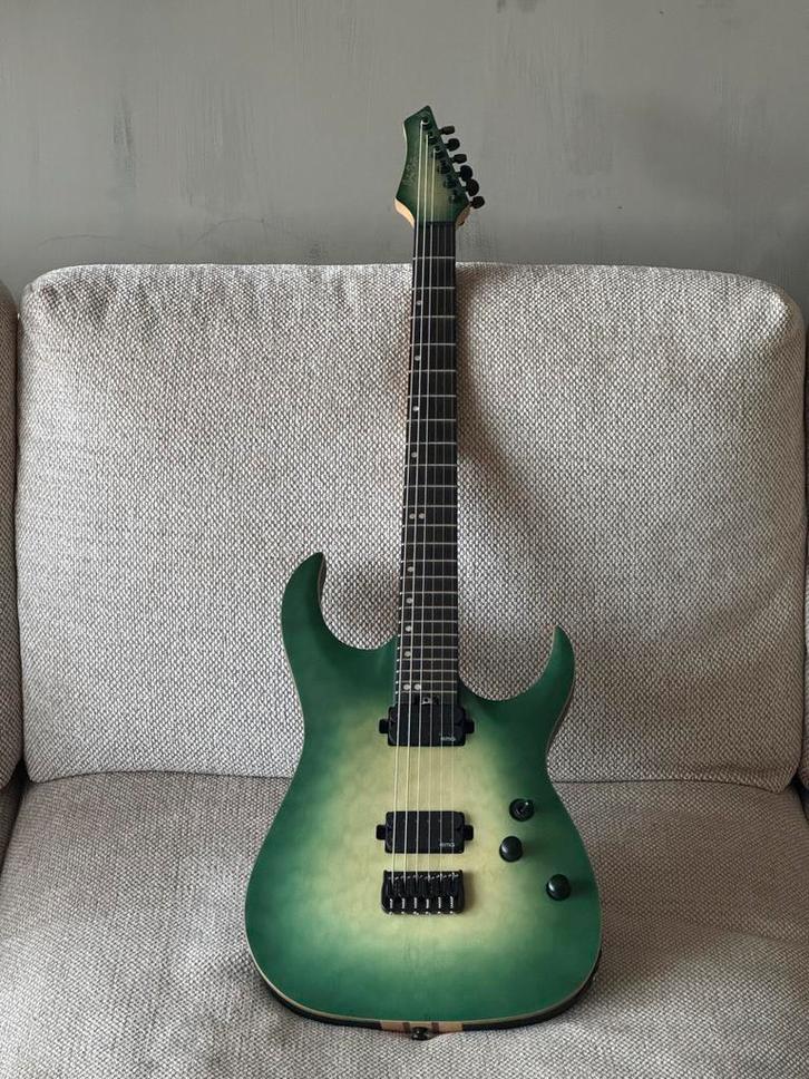 6 snarige baritone 27” EMG Harley Benton Amarok, Muziek en Instrumenten, Snaarinstrumenten | Gitaren | Elektrisch, Zo goed als nieuw