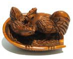 Hardhouten Netsuke van een haan met hen in een korf Japan, Verzamelen, Verzenden, Nieuw, Boerderijdier, Beeldje of Figuurtje