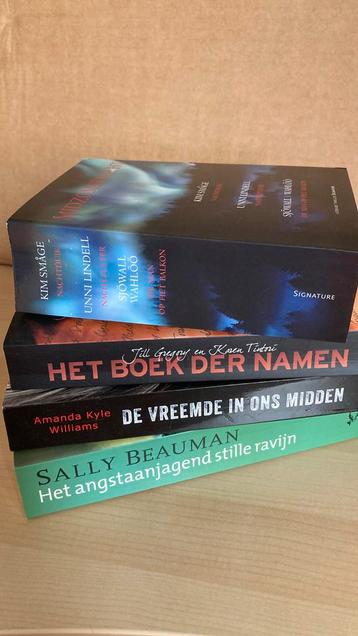 Stapel spannende boeken voor vakantie opruiming beschikbaar voor biedingen
