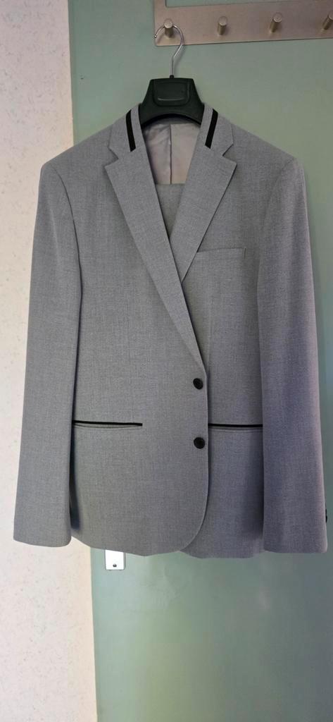 Grijs herenpak - Slimfit - Maat M. Twee keer gedragen, Kleding | Heren, Kostuums en Colberts, Zo goed als nieuw, Maat 48/50 (M)