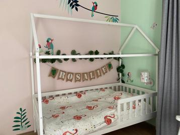 Huisjes(peuter)bed incl bedlades, matras en beddengoed beschikbaar voor biedingen