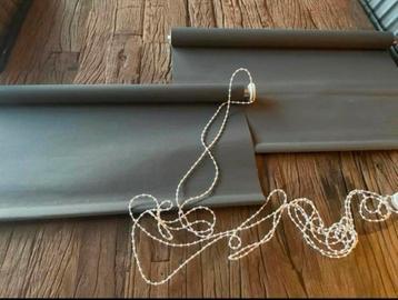 2 grijze rolgordijntjes beschikbaar voor biedingen