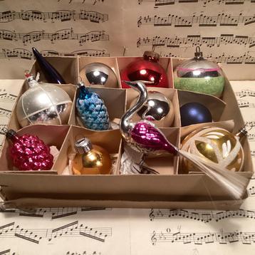 Doosje glazen gekleurde kerstballen voor 29,95 12 stuks beschikbaar voor biedingen