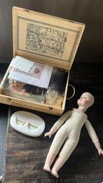 Stenen pop met allerlei toebehoren, Verzamelen, Poppen, Verzenden, Zo goed als nieuw, Pop