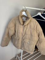 Beige puffer jas van NA-KD maat 36, Ophalen of Verzenden, Gedragen, Maat 36 (S), Beige