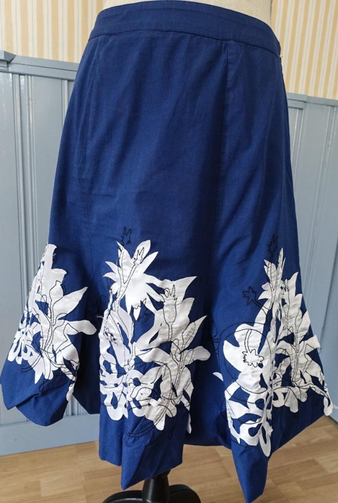 bijz kobalt blauwe folklore rok Didi met witte applicaties M, Kleding | Dames, Rokken, Zo goed als nieuw, Maat 38/40 (M), Blauw