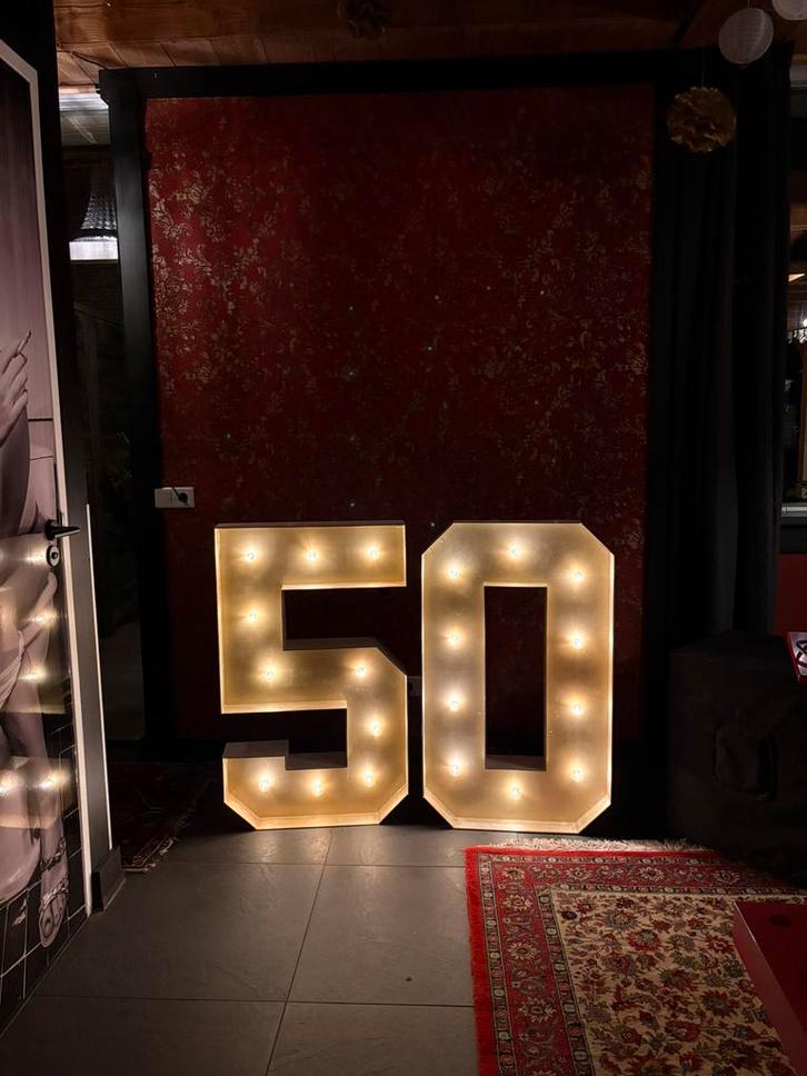 XL Lichtcijfers te huur voor een Abraham of Sarah Hout 50, Hobby en Vrije tijd, Feestartikelen | Verhuur, Zo goed als nieuw, Abraham of Sarah