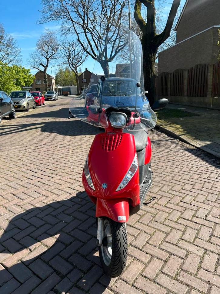 Rode Piaggio Zip 25km/u - 16219km, Fietsen en Brommers, Scooters | Piaggio, Gebruikt, Zip, Maximaal 25 km/u, Benzine, Ophalen