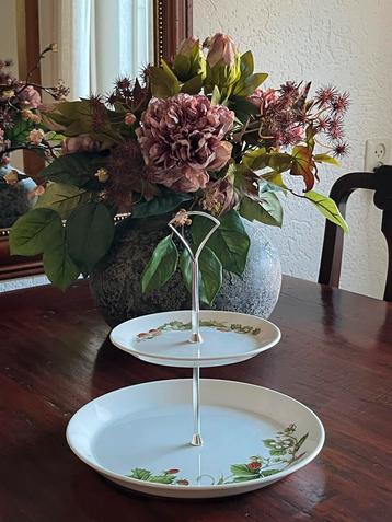 Vintage Etagère met Aardbeien Motief beschikbaar voor biedingen