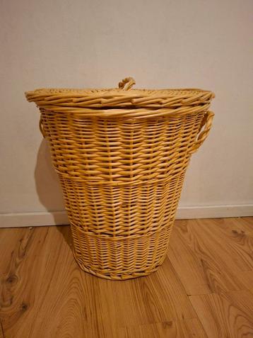 Rotan wasmand  beschikbaar voor biedingen